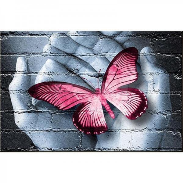 Papillon entre les mains